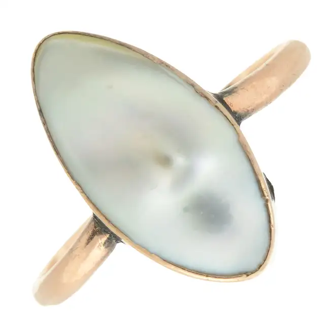 Early 20th c. 9ct gold mother-of-pearl ring