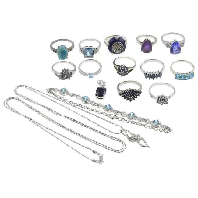 Fifteen items of jewellery