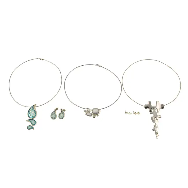 Five items of jewellery