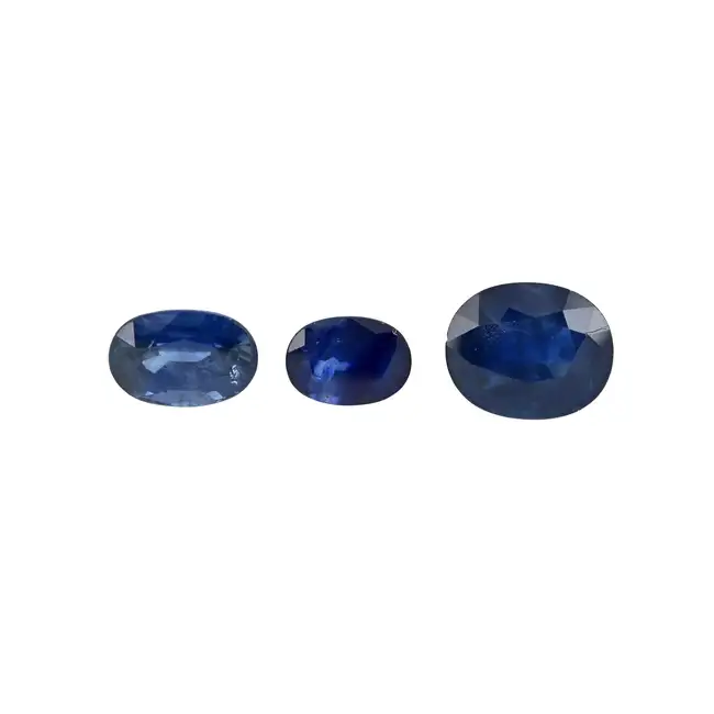 Three oval-shape sapphires, 5.59ct