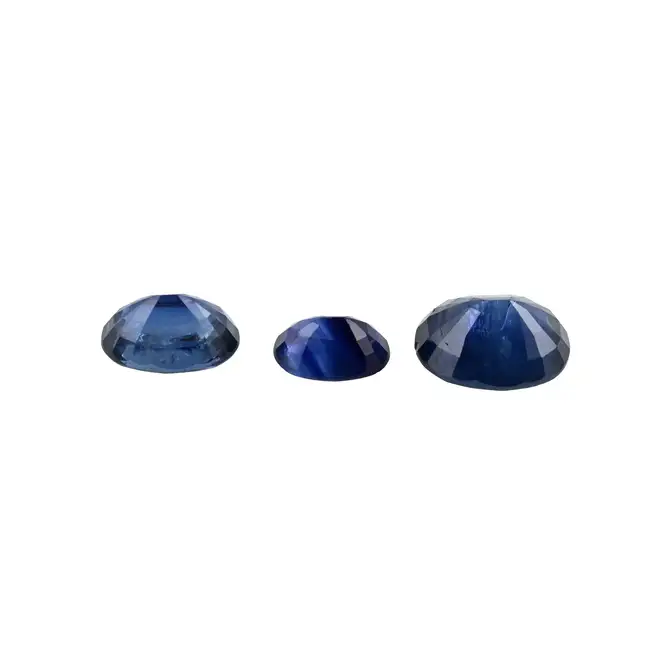 Three oval-shape sapphires, 5.59ct