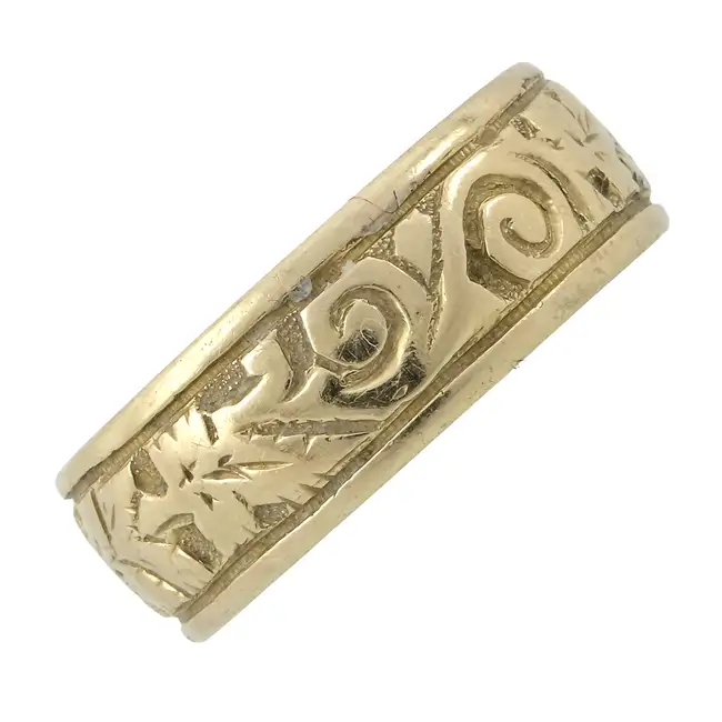 Late Victorian 18ct gold engraved band ring