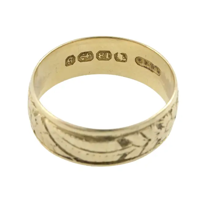 Late Victorian 18ct gold engraved band ring