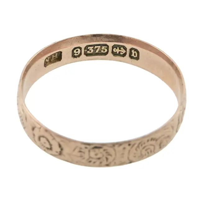 Late Victorian 9ct gold engraved band ring