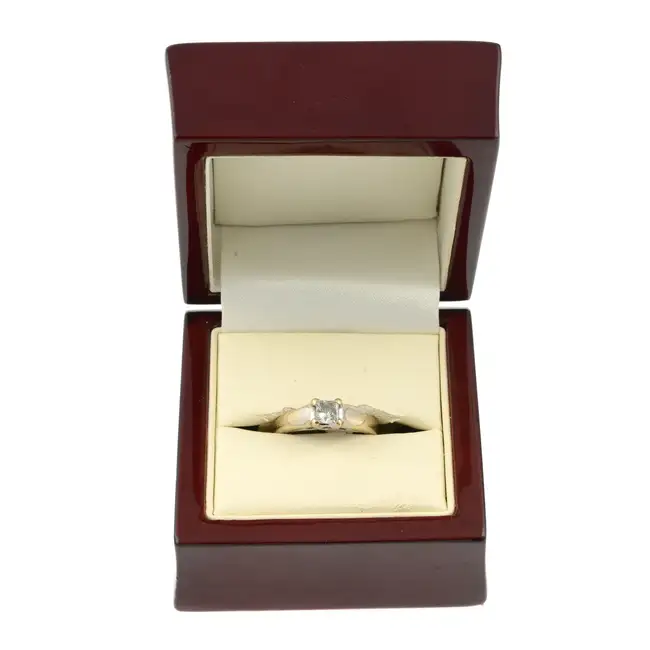 18ct gold diamond single-stone ring
