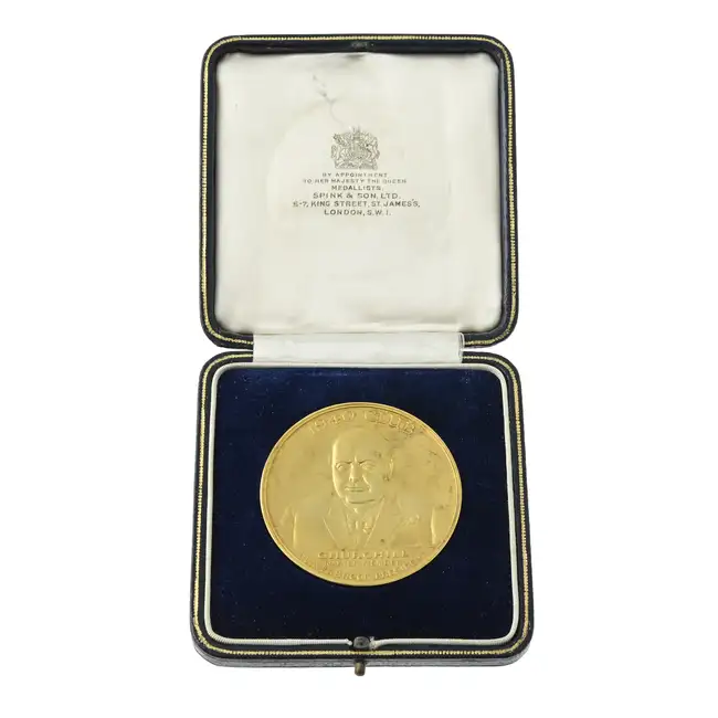 Sir Winston Churchill, 1940 Club, 9ct gold medal