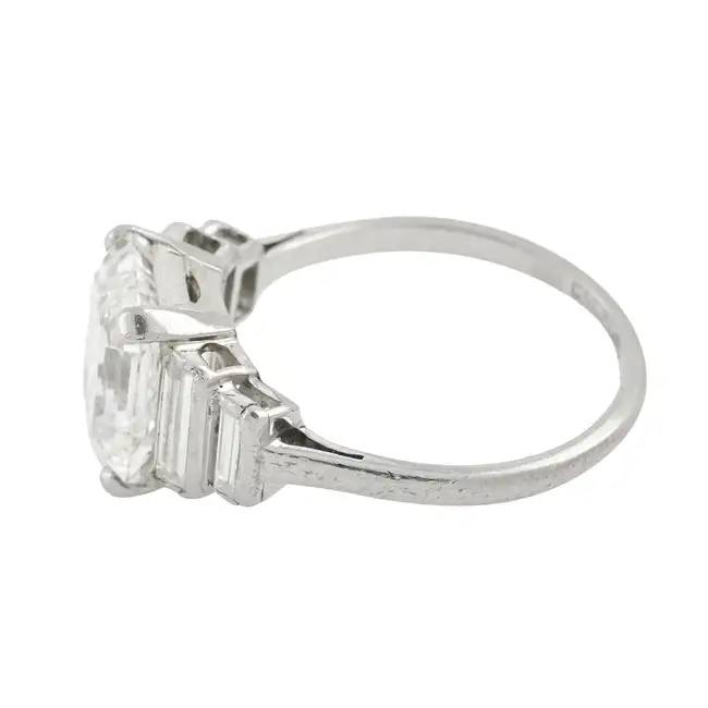 Diamond single-stone ring