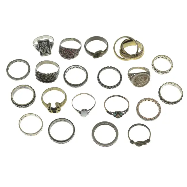 Twenty rings, one 9ct gold, one silver