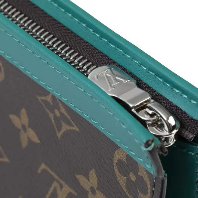Louis Vuitton - Pochette Voyage MM