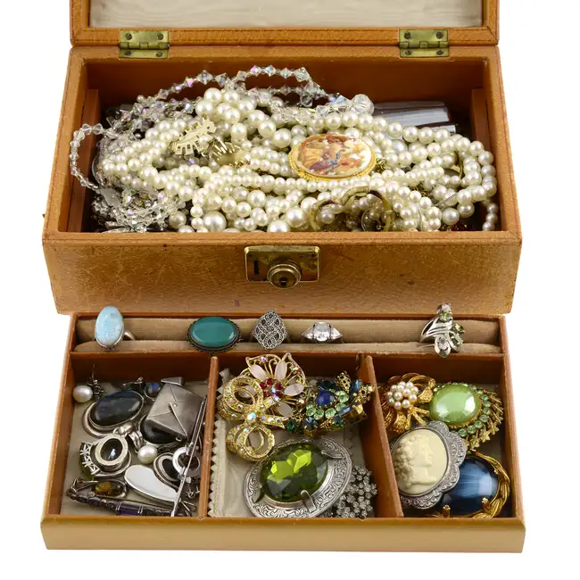 Box of jewellery & costume jewellery