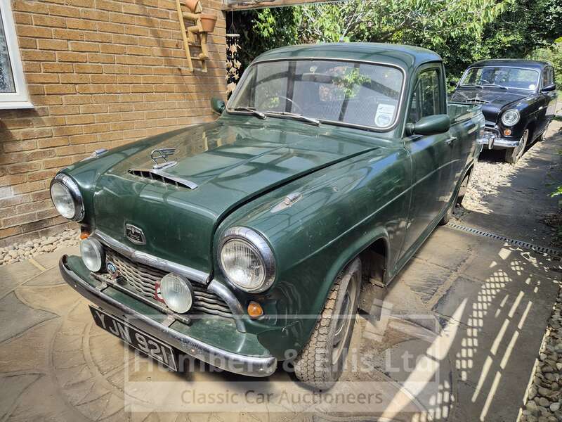 1961 AUSTIN A55 HALF-TONNE...
