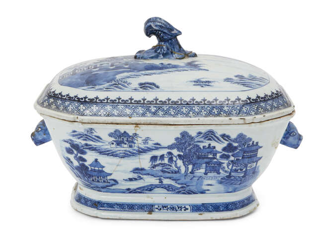 
	
		A Chinese porcelain tureen and cover, late 18th-early 19th century, painted in underglaze...