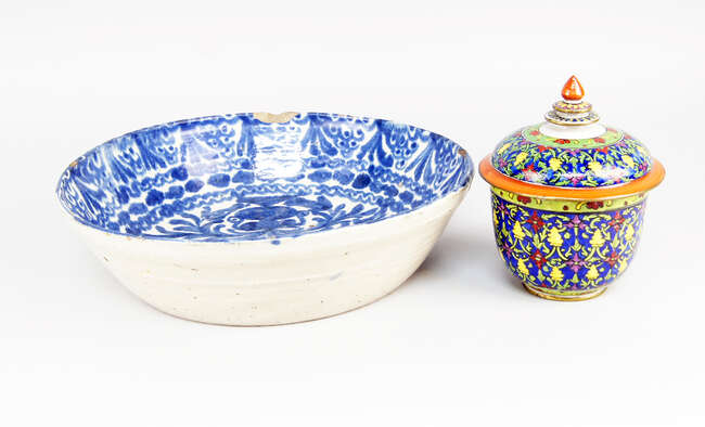 
	
		A Chinese porcelain Thai market Bencharong bowl and cover, early 20th century, 18cm high,...