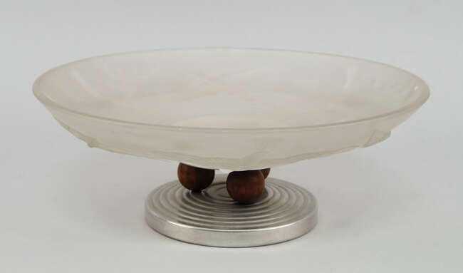
	
		A frosted glass dish, 20th century, moulded with flying sea gulls, resting on three...