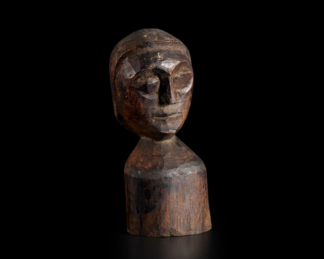 Modern African school,Large head, 
Wood,
22cm high 
Mrs Chaki remembers this and the lot...
