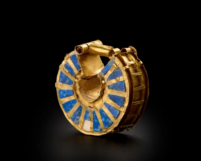 A reel-shaped gold earring,Not Ancient, 
lapis lazuli inlaid on each side,
4.3cm diam, 1.6cm...