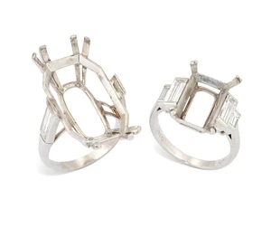 Two diamond set ring mounts, the first with an octagonal vacant collet, to baguette-cut diamond...