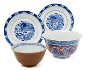 A pair of small Chinese porcelain dishes, Kangxi period, painted in underglaze blue to the central reserve with a dragon roundel, underglaze blue apocryphal si