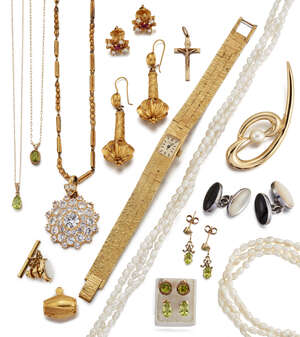 A group of jewellery and costume jewellery, comprising: two pairs of peridot single stone earstuds; a pair of peridot two stone earrings; two peridot single st