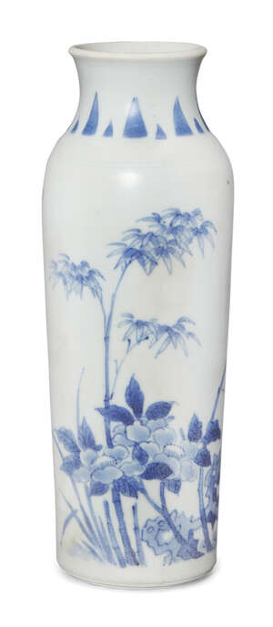 A Chinese porcelain 'Hatcher Cargo' sleeve vase, 17th century, painted in underglaze blue with a bird in flight amidst bamboo and peonies, unglazed bas
