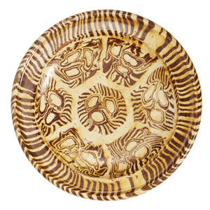 A rare Chinese yellow-glazed marbled pottery tripod dish, Tang dynasty, the white and reddish-brown pottery shallow dish has a flattened everted rim raised on 