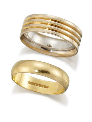 Two band rings, the first 18ct gold, London hallmarks, 1991, 4.3g, the second of reeded design, ring sizes S and Q respectively