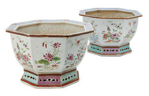 
	
		A pair of Chinese export porcelain octagonal jardinières, Qianlong period, painted in...