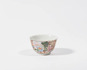 A Chinese Export porcelain famille rose tea bowl, Qianlong period, mid-18th century, painted in enamels with the Mandarin pattern, 7.5cm diameter