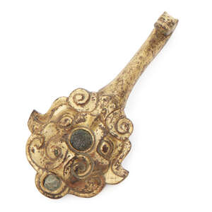 
	
		A Chinese inlaid gilt-bronze belt hook, Eastern Zhou dynasty, finely cast to the broad...