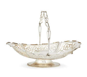 A silver swing-handled pierced dish, Birmingham, c.1912, Williams Ltd., the pierced sides decorated with foliate patterns to a crimped rim, the body raised on 
