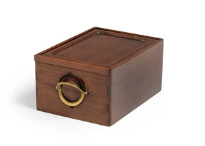 A Chinese hardwood carry box with folding brass top handle
Late Qing/Republic period
The box...