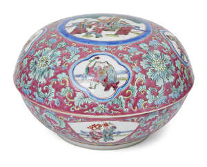 
	
		A large Chinese porcelain circular box and cover, early 20th century, painted in famille...