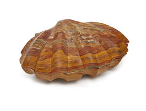 
	
		A Sicilian jasper clam shell box, early 20th century, 16cm wide

	

