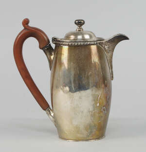 
	
		A silver coffee pot, London c.1922, D & J Wellby Ltd, approx 12.2oz, 16cm high, 

	

