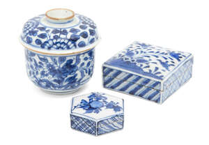 Two Chinese porcelain boxes and a bowl and cover, 17th-19th century, each painted in underglaze blue with floral sprays, height of bowl and cover 8cm (3)
		Pr