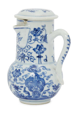 A Chinese porcelain ewer and cover, Kangxi period, painted in underglaze blue with adjoining meandering lotus blooms, 13.5cm high