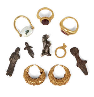 A group of four Roman silver figures, 2nd-4th century A.D., and a quantity of gold items after the antique, comprising a pair of gold earrings, two gold rings 