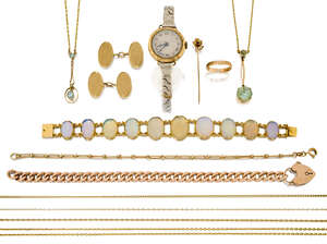 A group of jewellery, comprising: a 9ct gold curb link bracelet with padlock clasp, 24.8g; a pair of 9ct gold engine turned cufflinks, 9.8g; an Edwardian aquam
