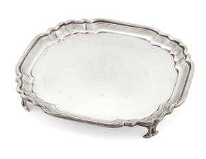 A small silver salver with shaped edge, London, c.1914, Goldsmiths and Silversmiths Co., of square form with plain flat base to Chippendale-style edge, the sal