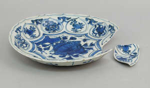 
	
		A Chinese Kraak porcelain blue and white saucer dish shaped rim, late Ming, the centre...