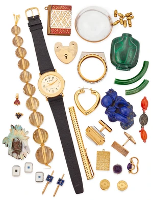 A group of assorted jewellery and objects,&nbsp;including an 18ct gold thermometer case of candy...