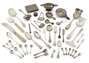 
	
		A quantity of small silver oddments and flatware including: a small silver pill box with...
