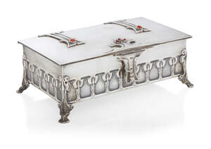 
	
		William Hutton & Sons (British), an Arts & Crafts silver box with hinged cover 
		Mark...