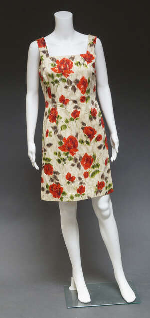 
	
		A large collection of dresses and vintage fashion,  1950s and later (a lot)

	

