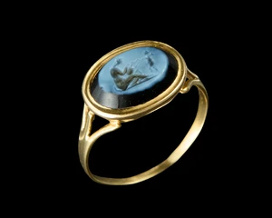 A Roman nicolo intaglio of a vase painter set in an antique gold ringcirca 1st - 2nd century AD
