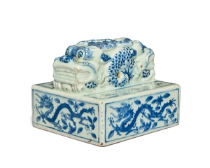 A Chinese blue and white 'dragon' square seal
Late Qing dynasty/Republic period, apocryphal Wanli mark
With carved dragon finial flanked by six-character mark 