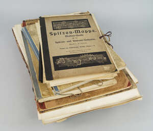 
	
		A collection of various design folios, including Spitzen Mappe, Motiven Quelle containing...
