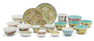 
	
		Nineteen pieces of Chinese famille rose porcelain, Republic period, to include a small...