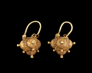 A pair of Fatimid gold earrings,Near East, 12th-13th century
Of hanging basket shape, composed...