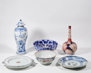 A group of Chinese and Japanese porcelain, 18th - 20th centuries, comprising: a Chinese blue and white baluster vase and cover, 35cm high, a Japanese Imari bot